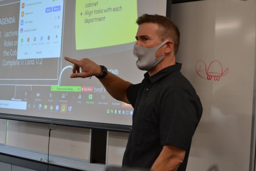 Social science teacher Dennis Sosnowski teaches Civics both on campus and on Zoom Oct. 29. The PUSD board of education announced Nov. 12 that schools may begin and continue bringing more classes on campus utilizing the concurrent model. Photo courtesy of Naomi Yoo.