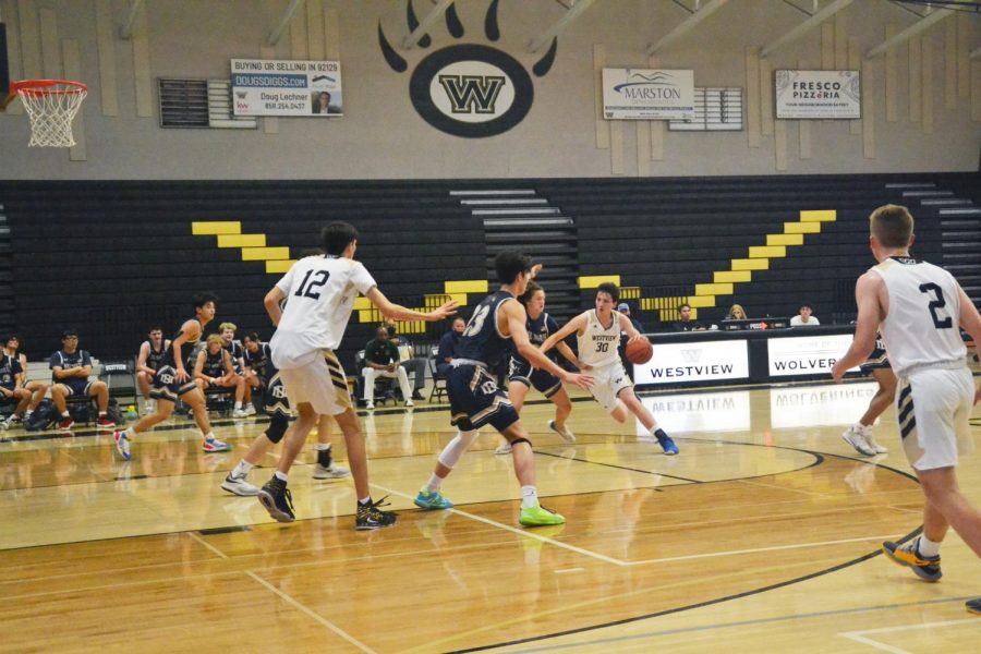 Boys basketball wraps up season with win against Del Norte