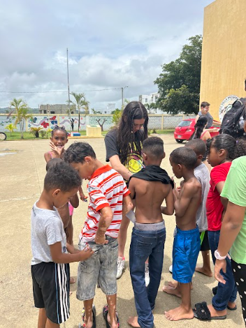 Peller and Schwartz teach kids English in Dominican Republic
